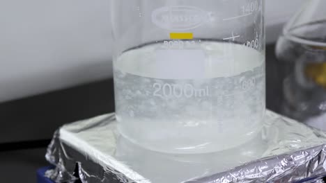 un vaso de precipitados se llena de agua con un número de 2000ml y tiene una composición química mixta- primer plano