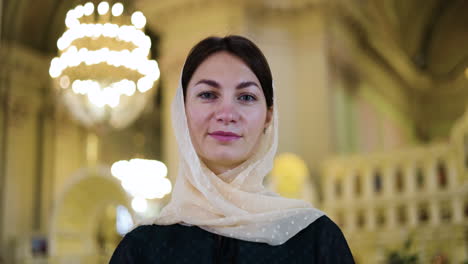 mujer en la iglesia