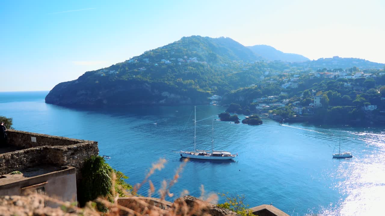 la vista desde el castillo aragonés, bahía italiana