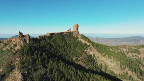 aventura aérea: volando sobre la majestuosidad del roque nublo en el parque natural de gran canaria