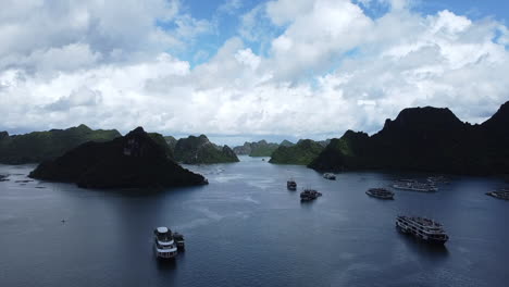 experimente la belleza natural de la bahía de halong a través de nuestras imágenes de drones de alta calidad