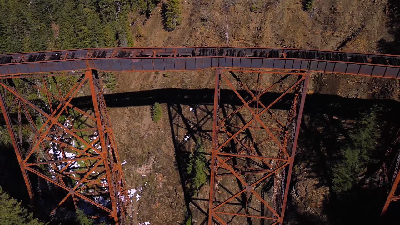 un disparo aéreo de un dron panorámico a través del puente ferroviario de ladner creek trestle en la columbia británica, canadá