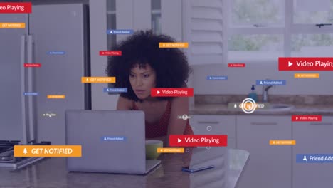 Animation-Von-Benachrichtigungsleisten-über-Einer-Biracial-Frau,-Die-Zu-Hause-Kaffee-Trinkt-Und-Am-Laptop-Arbeitet
