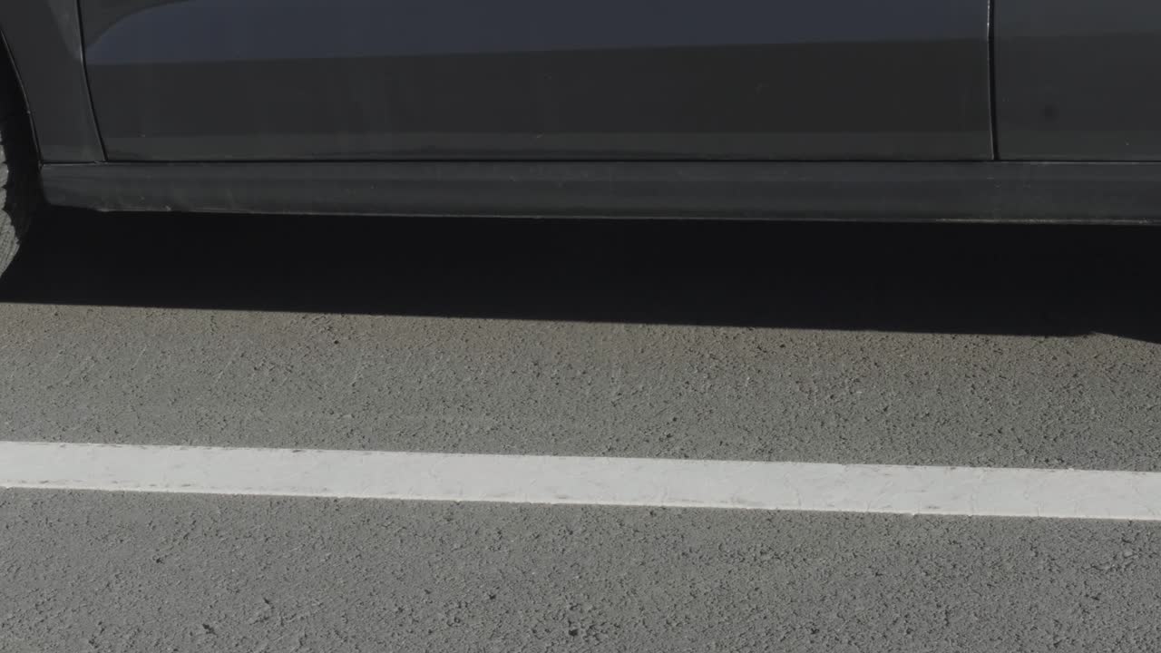 검은 차에서 내려오는 사람