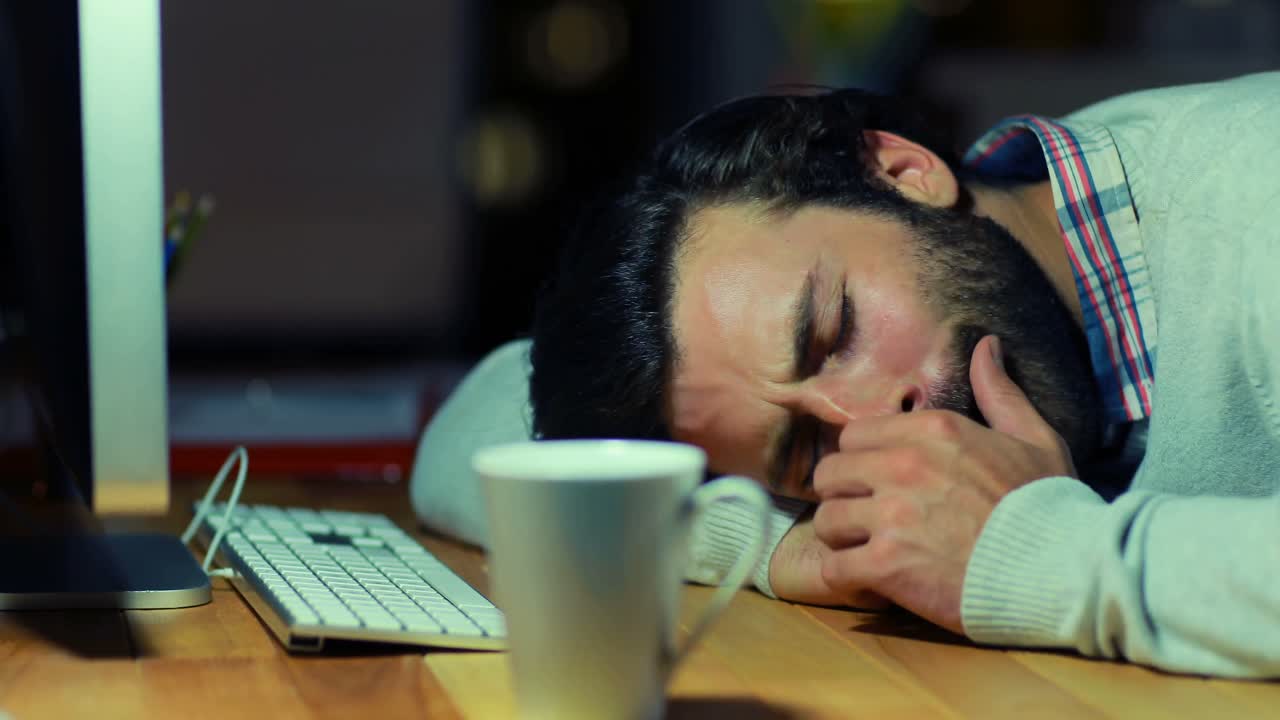 책상 위에서 잠을 자는 비즈니스 임원