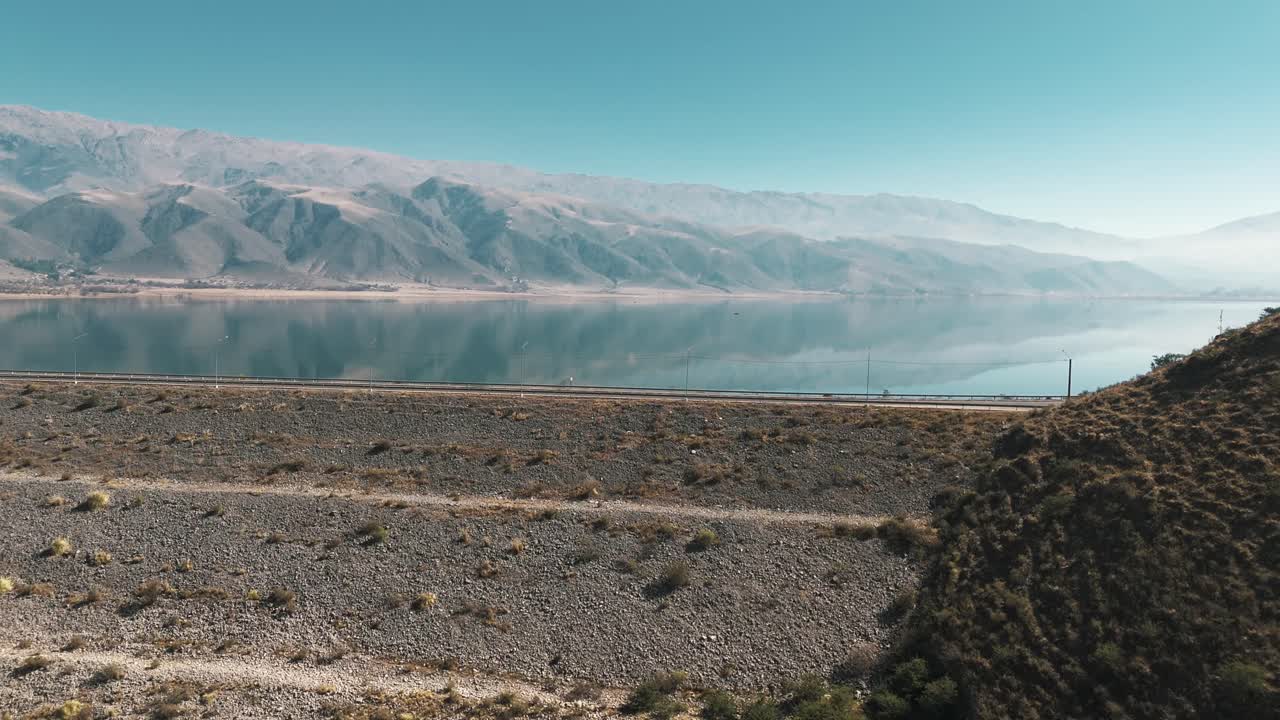imágenes de drones que ascienden para revelar el vertedero de agua de la presa de la angostura en el mollar y tafí del valle, ubicado en las montañas de tucumán, noreste de argentina