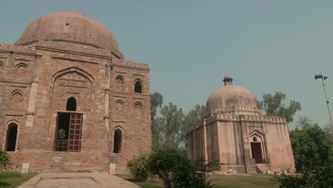 Las-Tumbas-De-Dadi-Potti-Contra-Un-Cielo-Despejado-En-Hauz-Khas,-Nueva-Delhi