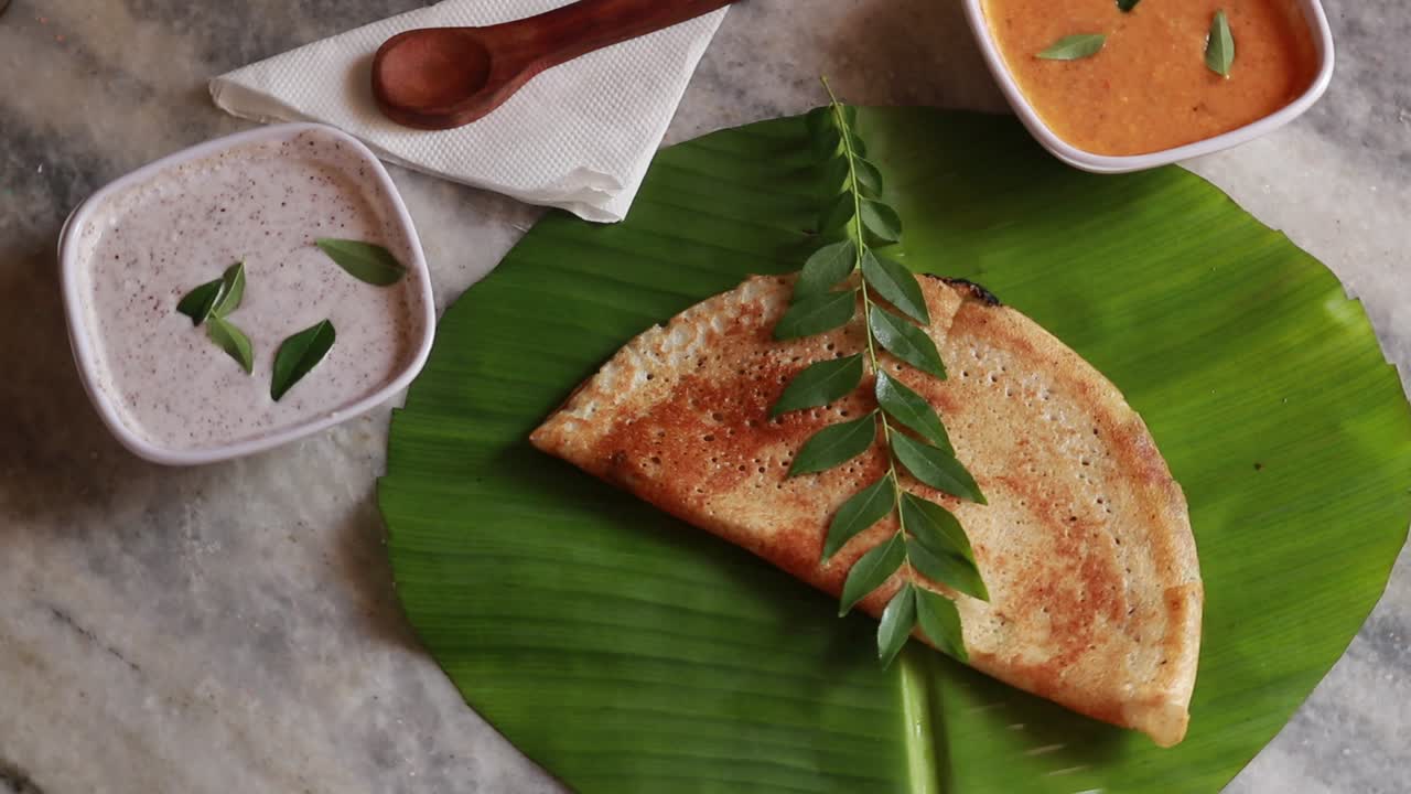 masala dosa giratoria - crepes salados indios con relleno de patata, vista de arriba hacia abajo