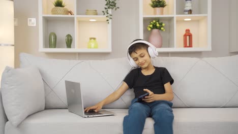 niño inteligente feliz trabajando con materiales tecnológicos.