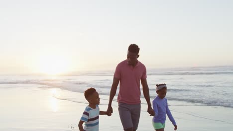 Padre-Afroamericano-Caminando-Con-Su-Hija-Y-Su-Hijo-En-La-Playa-Soleada