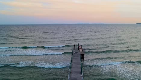 Vista-De-Drones-Volando-Sobre-El-Muelle-De-Madera-En-La-Playa-Robinson-En-La-Costa-Búlgara-Del-Mar-Negro