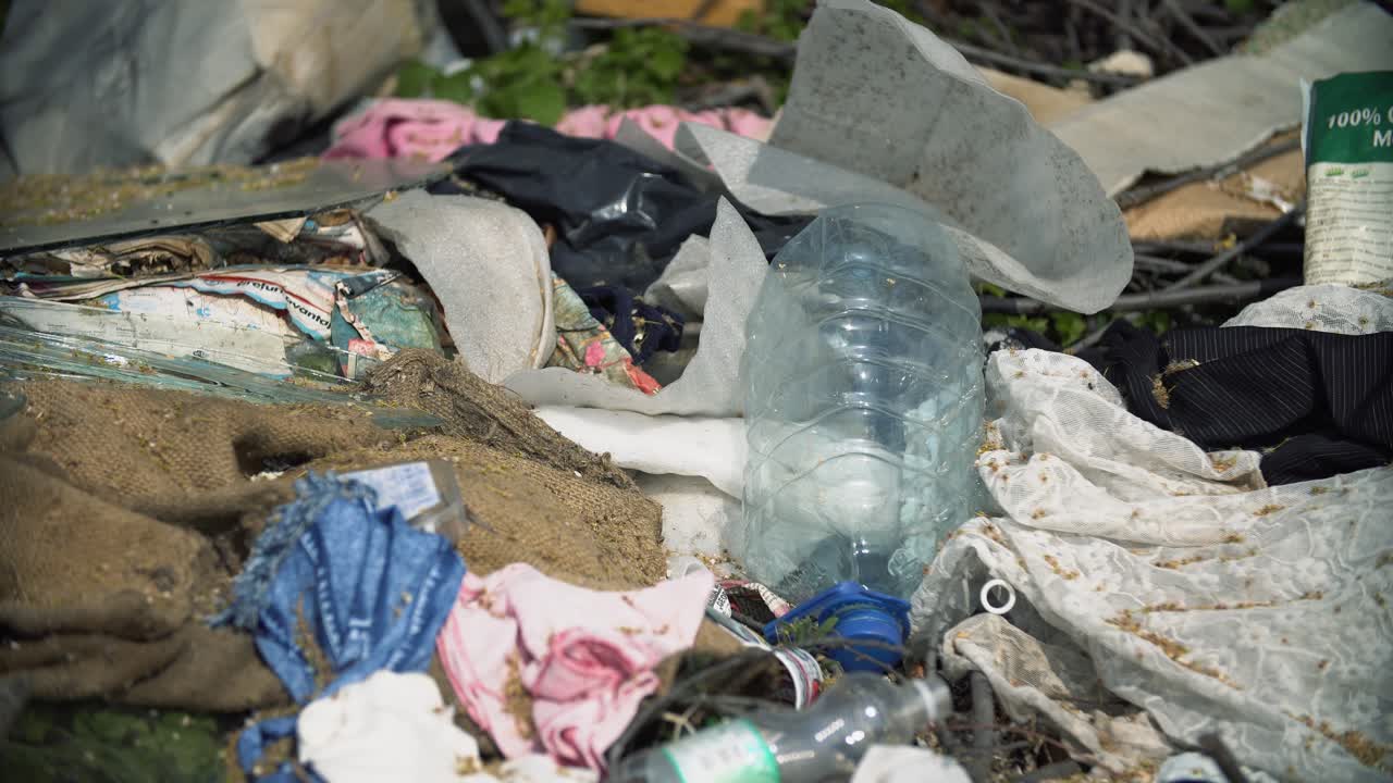 contaminación ambiental. contaminación de la naturaleza con basura