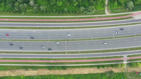 Vista-Aérea-Sobre-Un-Intercambio-De-Carreteras-Durante-La-Hora-Pico-De-Tráfico