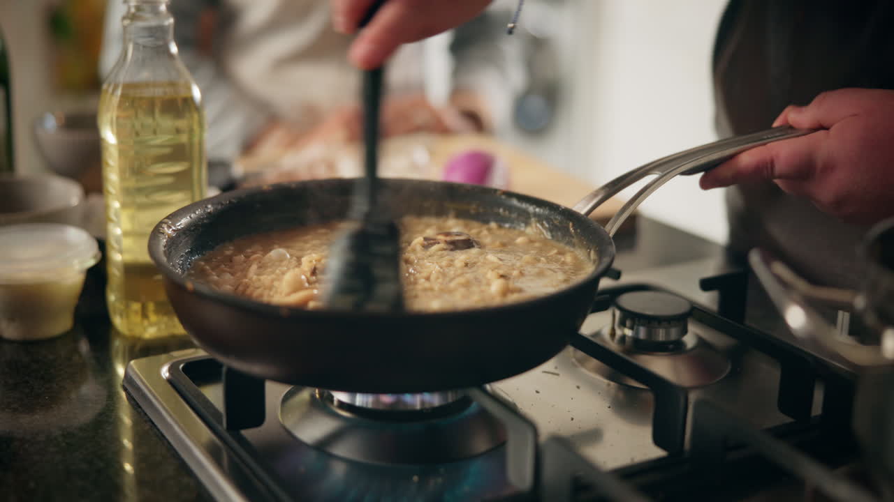 cocinando un plato con setas