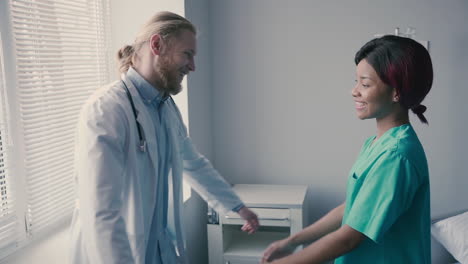 una linda enfermera estadounidense y un médico joven con cabello largo y rubio se abrazan