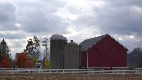 Zeitrafferwolken-Bewegen-Sich-über-Einer-Farm-Im-Mittleren-Westen-1