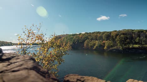 Lapso-De-Tiempo-Del-Lago-Y-El-Bosque-En-Un-Día-Soleado-De-Otoño