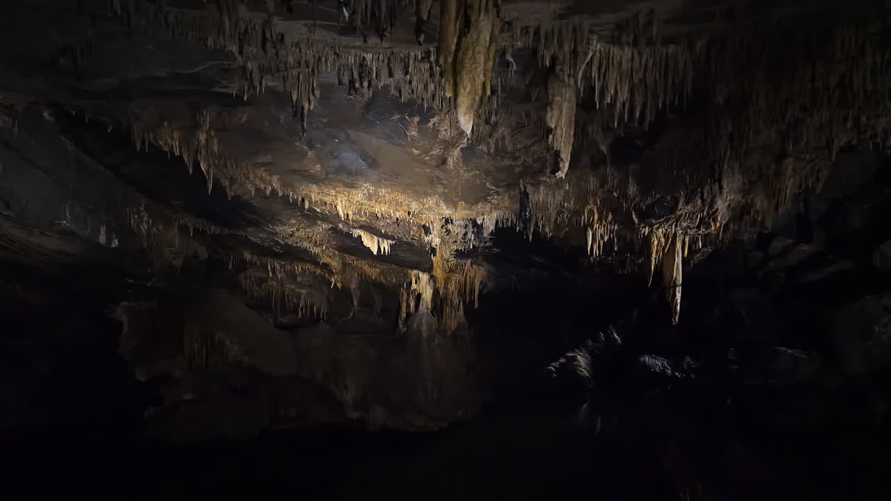 cueva oscura con estalactitas colgando del techo