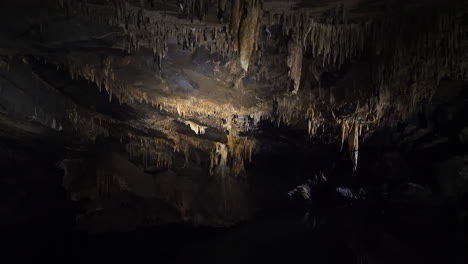 Dunkle-Höhle-Mit-Stalaktiten,-Die-Von-Der-Decke-Hängen