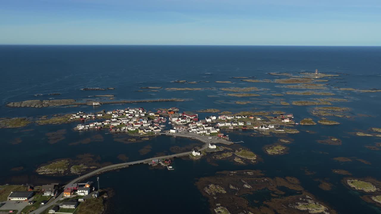 Landsbyen Veiholmen set ovenfra på en solrig dag på Smøla, Norge