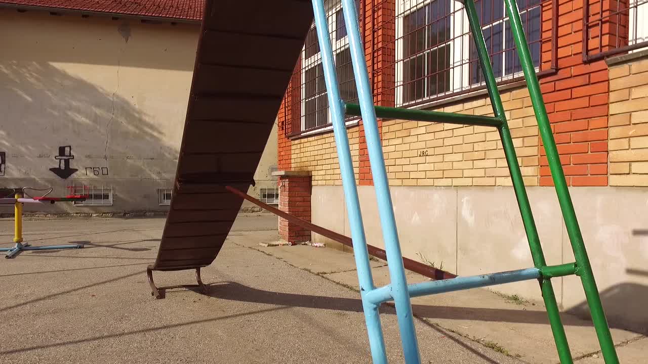 niños vacíos se deslizan en el parque en verano