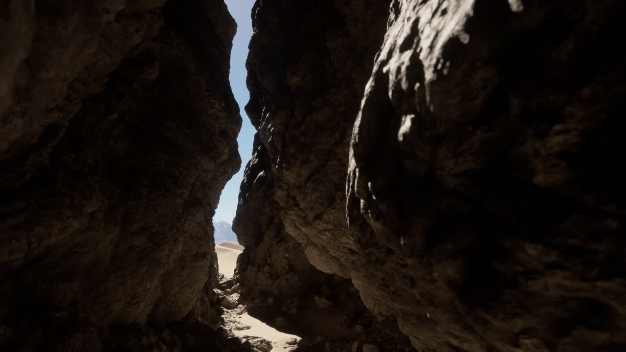 un estrecho cañón en el desierto