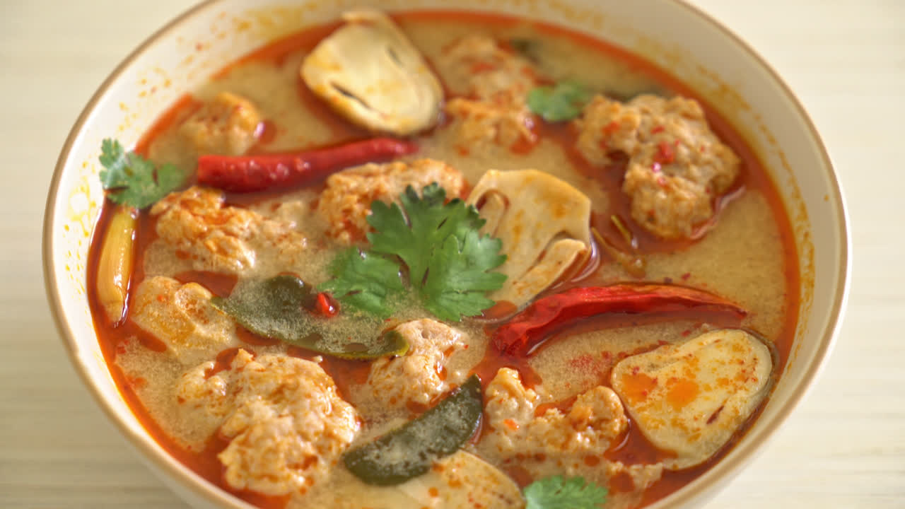 sopa de cerdo hervida picante con champiñones - tom yum - estilo de comida asiática