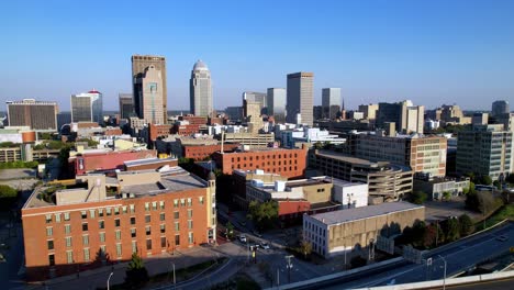 Empuje-Aéreo-Hacia-El-Horizonte-De-Louisville-A-Través-Del-Tráfico-Interestatal-En-La-Carretera