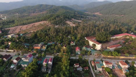hermosa vista de un pueblo ruralscape y la vegetación que lo rodea