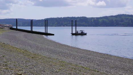 pequeño barco de pesca anodino que cruza la playa en el parque estatal de la isla de camano, estado de wa