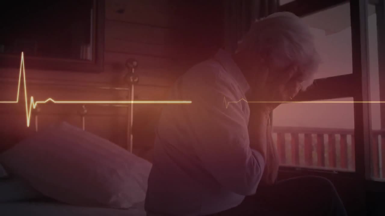 빛나는 오렌지색 심박수 모니터와 데이터의 애니메이션, 침대에 앉아 우울한 고령 여성