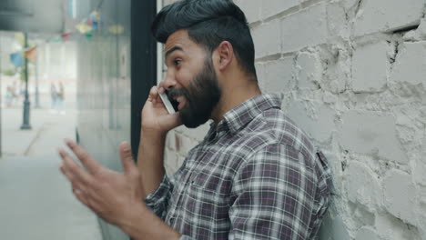 hombre hablando por telefono al aire libre