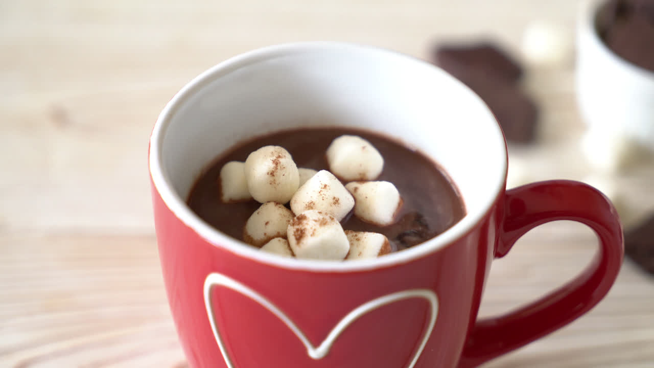 taza de chocolate caliente con malvaviscos