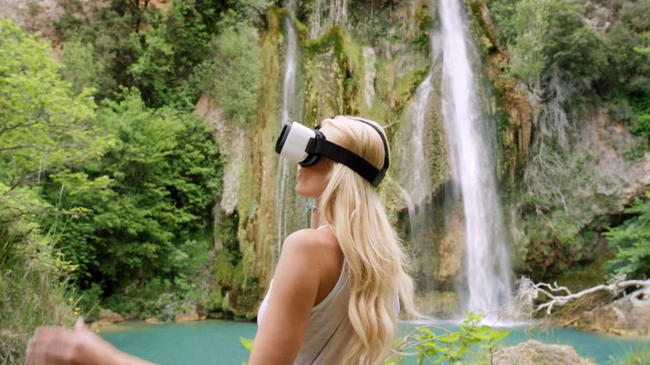 imágenes de video de 4k de una hembra usando un auricular vr en un bosque