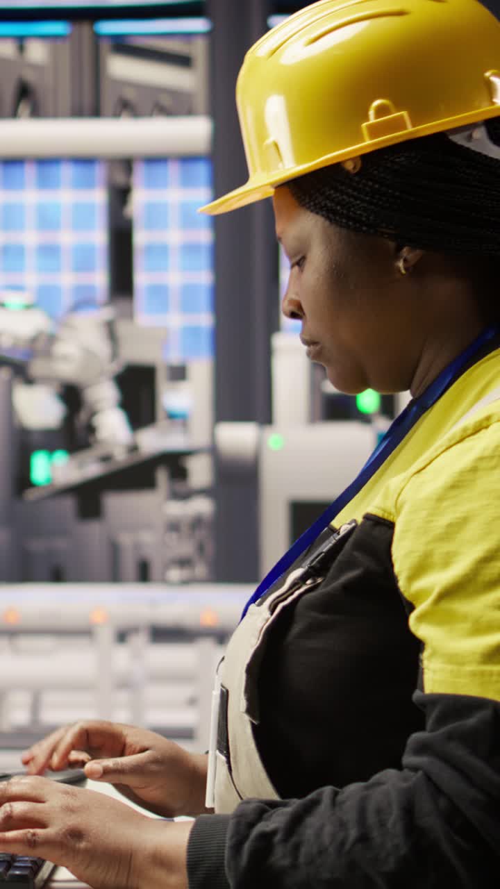 Vídeo vertical Mulher especialista em fábrica inteligente usa computador para implementar fluxos de trabalho automatizados