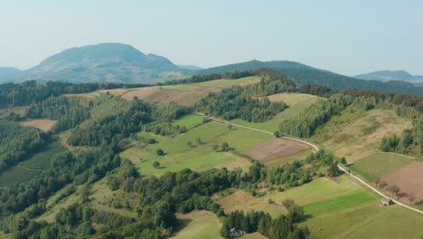 paisaje rural remoto serbio, vista aérea de la montaña mucanj