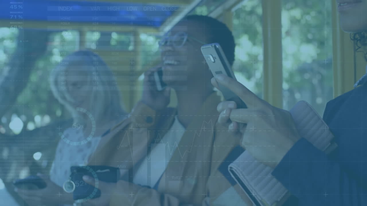 스마트 폰을 사용하는 미소 짓는 여성에 대한 통계 처리 애니메이션