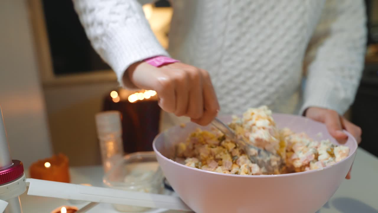 estoy preparando una ensalada.
