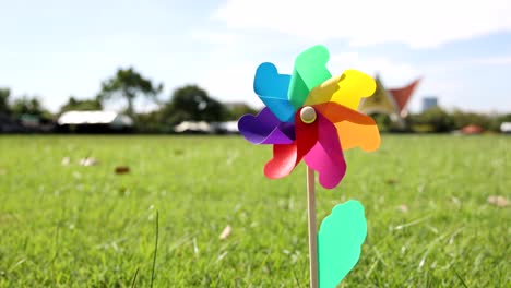 una rueda de ruedas vibrante gira al aire libre en un día soleado.