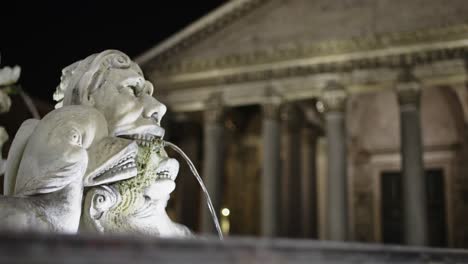 Fuente-De-Agua-Fuera-Del-Panteón-En-Roma,-Italia-Por-La-Noche-Con-Enfoque-En-Rack-Desde-El-Edificio-Hasta-La-Fuente