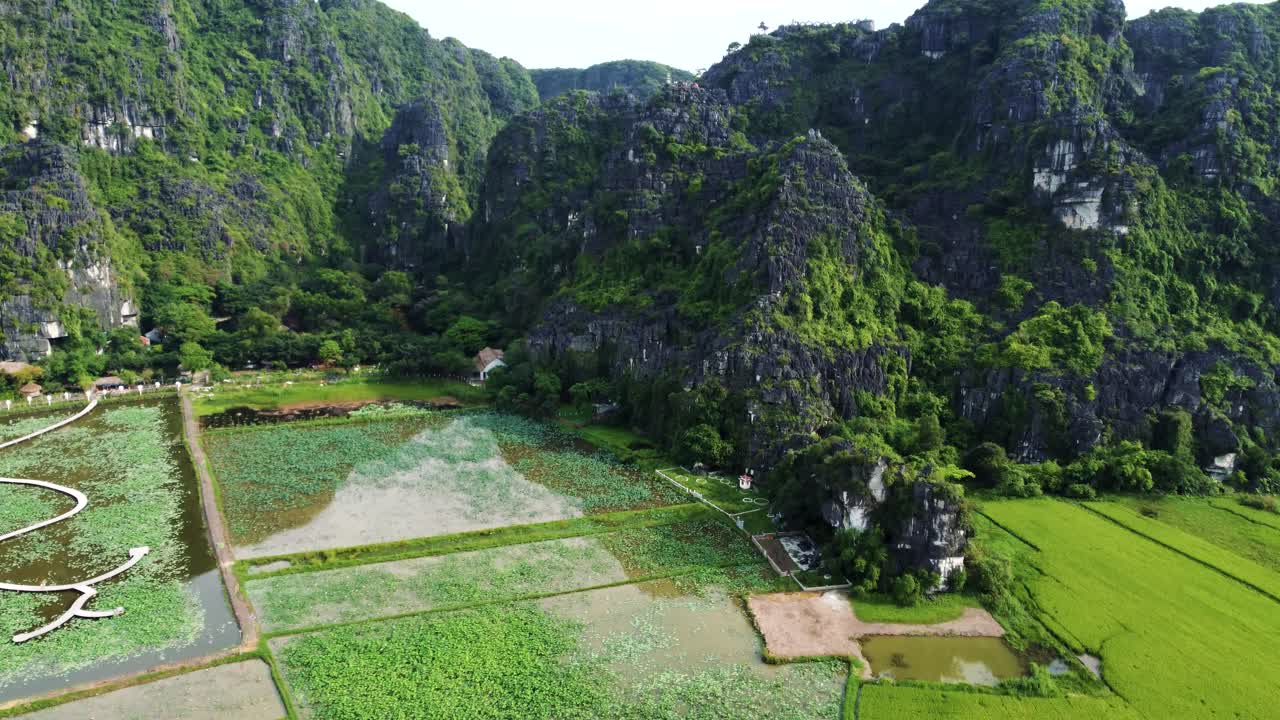Núi đá vôi Ninh Bình - Cảnh quay drone tiết lộ Hang Múa