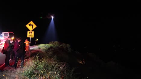helicóptero volando sobre la ladera de la colina - rescate