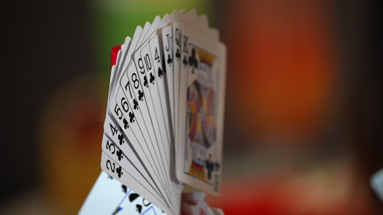 Una mano che tiene le carte per una partita a poker vincente in crociera