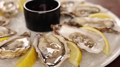 ostras frescas con limón y vino