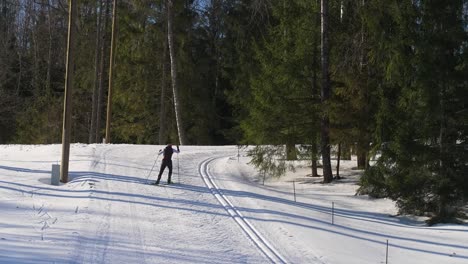 Toma-De-Esquí-Hasta-Una-Colina-Nevada