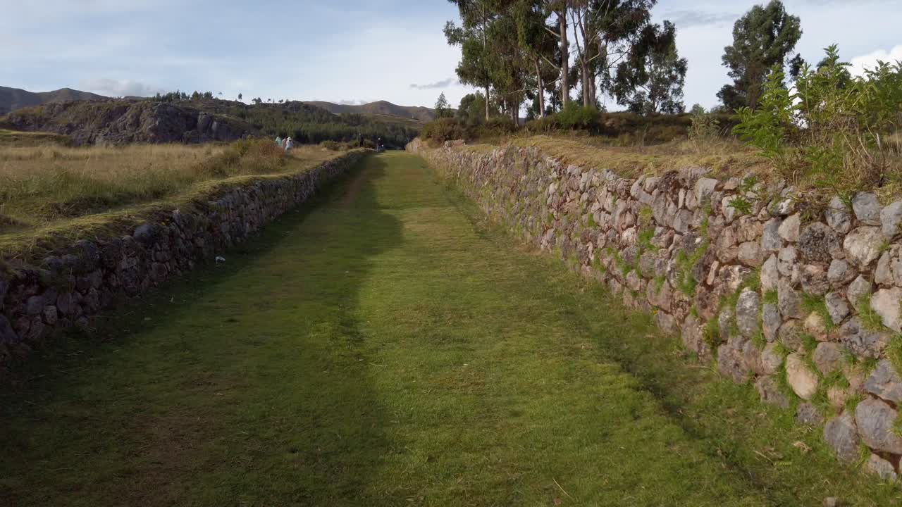 Stenmurar längs den gamla Inkavägen i Cusco, Peru.