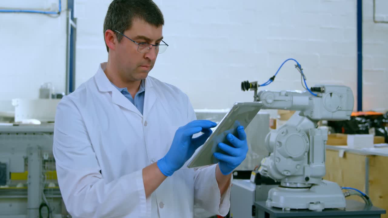 창고 4k에서 디지털 태블릿을 사용하는 로 ⁇  엔지니어