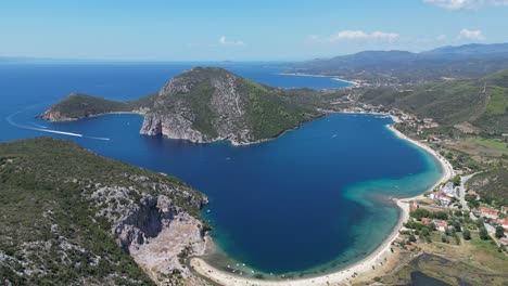 la playa y la bahía de porto koufo en sithonia, halkidiki, grecia - 4k aéreo hacia atrás