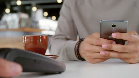hombre haciendo pago a través de teléfono móvil 4k