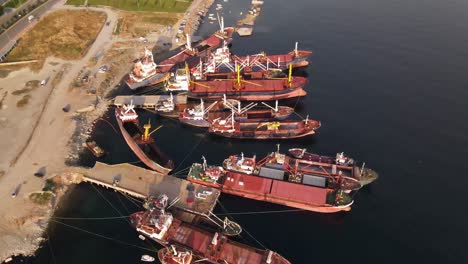 Schiffe-Vor-Anker-Im-Hafen-2